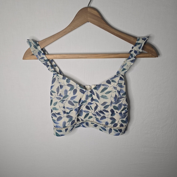 Kendall & Kylie Tops - Kendall & Kylie Floral Blue and White Crop Top Size Small